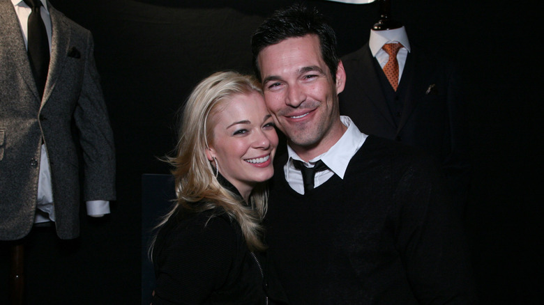 LeAnn Rimes y Eddie Cibrian se acurrucan uno al lado del otro