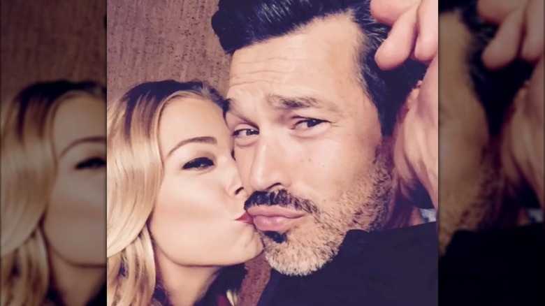 LeAnn Rimes besa la mejilla de Eddie Cibrian en una selfie