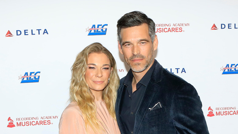 LeAnn Rimes y Eddie Cibrian están uno al lado del otro mientras son fotografiados