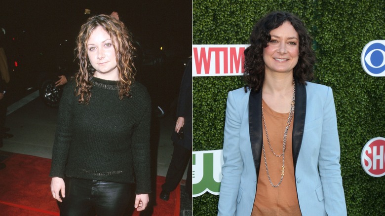 Sara Gilbert con suéter negro y blazer azul
