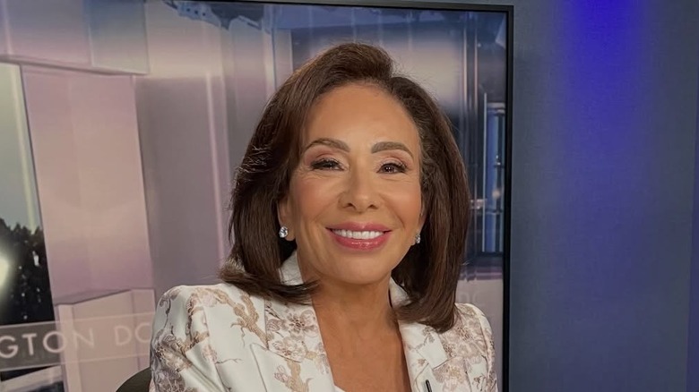 Jeanine Pirro con chaqueta blanca