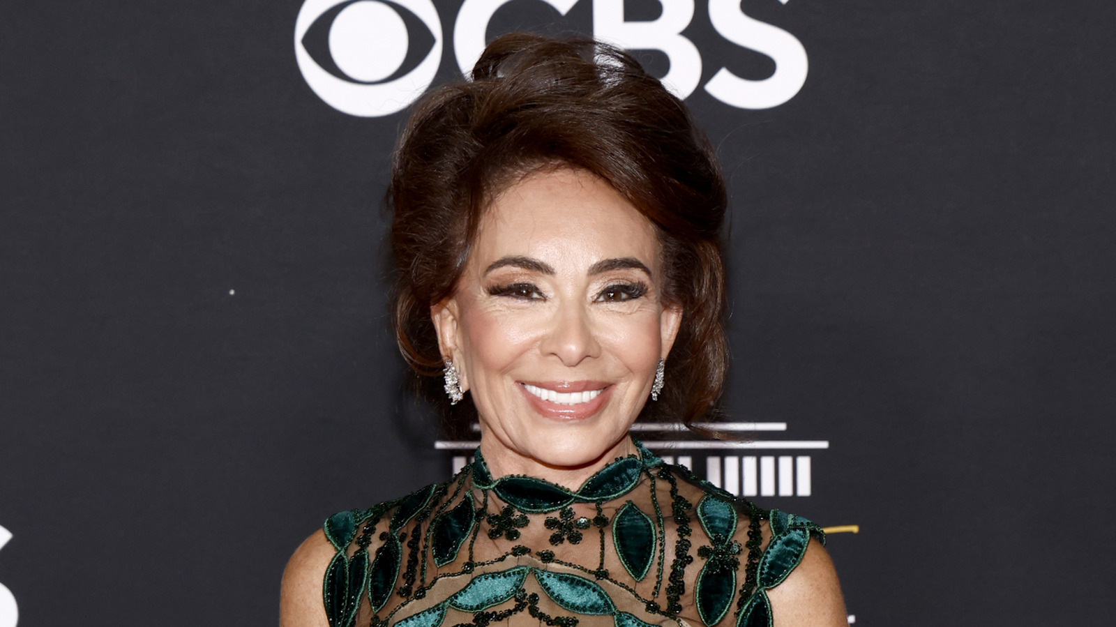 Ya es hora de que Jeanine Pirro actualice su técnica de maquillaje