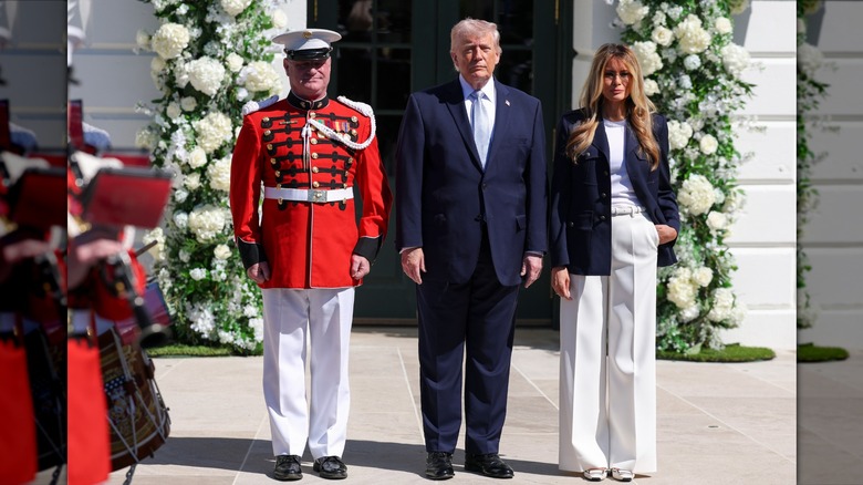 Melania Trump luce agotada ante el lanzamiento de huevos de Pascua de la Casa Blanca
