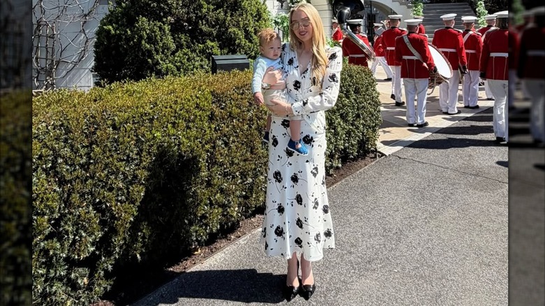 Tiffany Trump con un vestido de matrona desastroso de la moda posando para una foto en el lanzamiento de huevos de Pascua