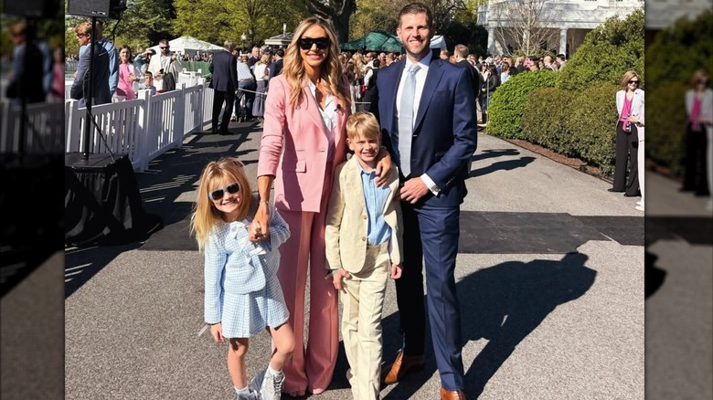 Lara Trump con un traje pantalón mal ajustado en el Easter Egg Roll de 2026