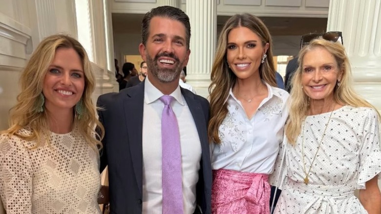 Bettina Anderson con un traje envejecido posando junto a Don Jr. en el lanzamiento de huevos de Pascua de la Casa Blanca