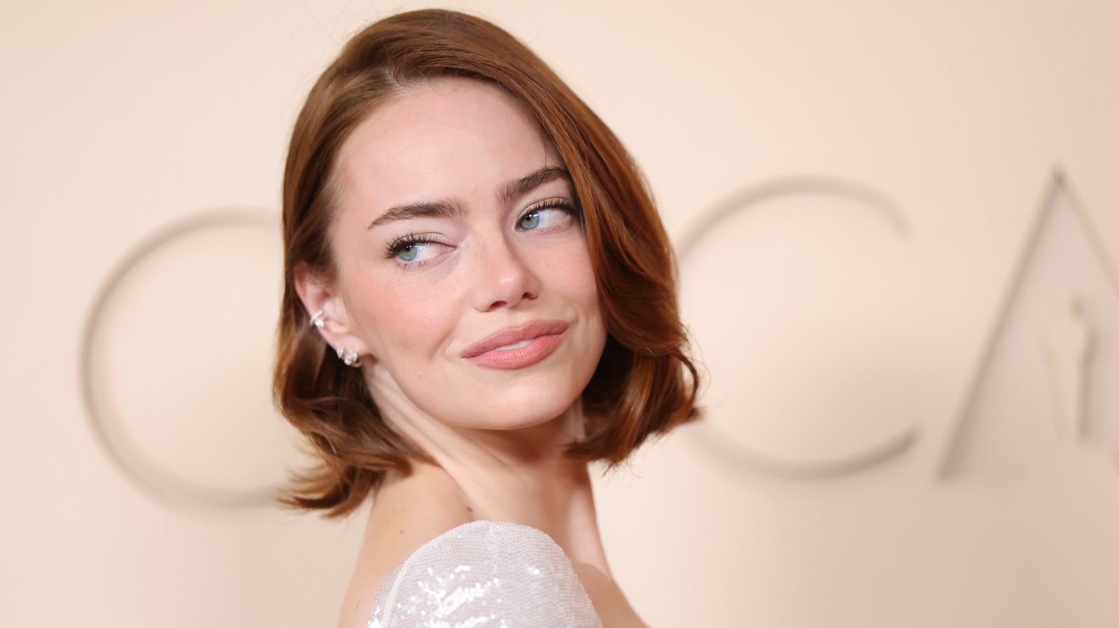 La transformación del rostro llamativo de Emma Stone a través de los años