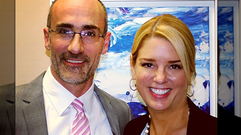 Pam Bondi con raya al lado