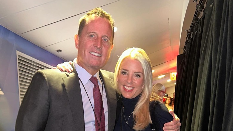 Richard Grenell y Pam Bondi abrazados