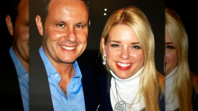 Pam Bondi con lápiz labial rojo