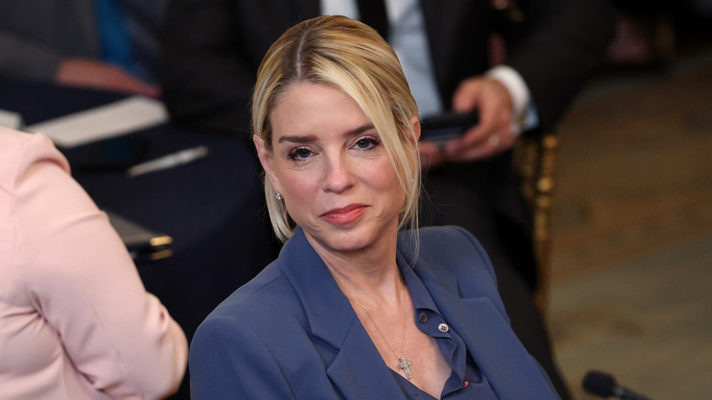 Pam Bondi con traje azul marino