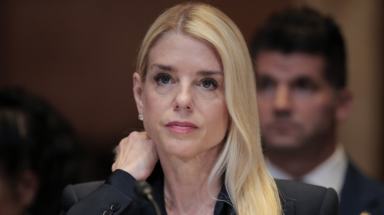 Pam Bondi testificando ante el tribunal