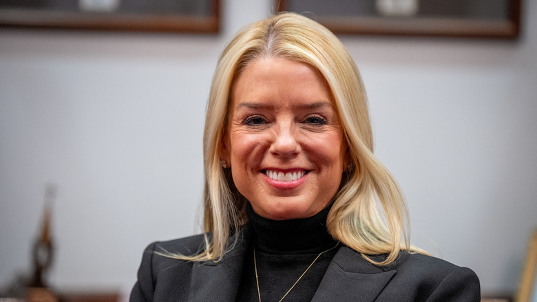 Pam Bondi con base naranja