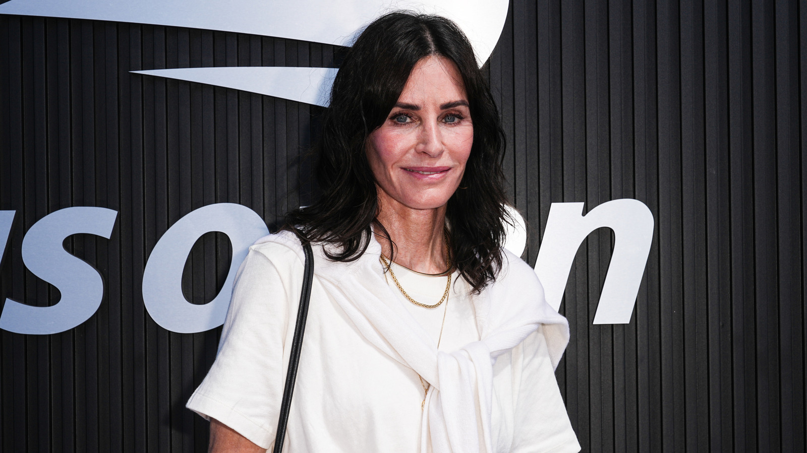 Las fotos de lado a lado del rostro de Courteney Cox muestran cuánto los rellenos cambian su apariencia