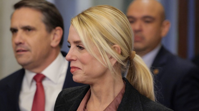 Pam Bondi sonríe en el capitolio
