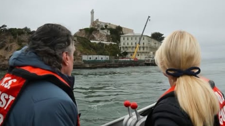 Pam Bondi en un barco acercándose a la prisión de Alcatraz en la Bahía de San Francisco