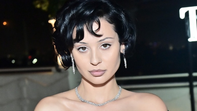 Alexa Demie en un evento de Tiffany & Co. en 2025. Lleva el pelo corto