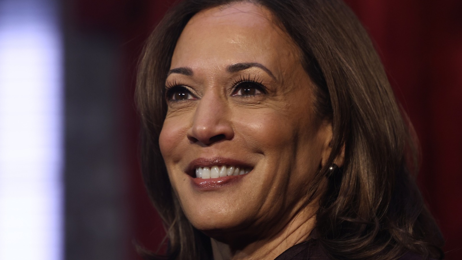 Las fotos una al lado de la otra muestran lo impresionante que ha sido la transformación del rostro de Kamala Harris