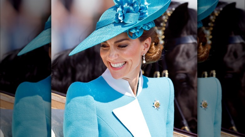 Kate Middleton en un carruaje para 2025 Trooping the Colour. Lleva un vestido de abrigo azul y blanco.