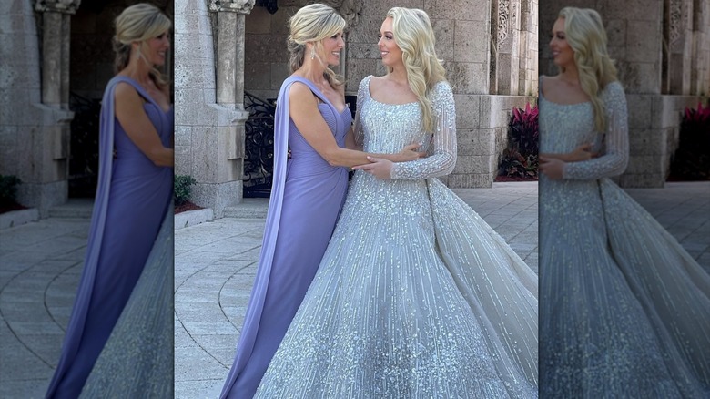 Marla Maples posando con Tiffany Trump el día de su boda