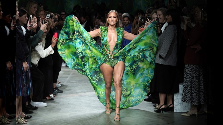 Jennifer López con su icónico vestido Versace en la Semana de la Moda de Milán 2019