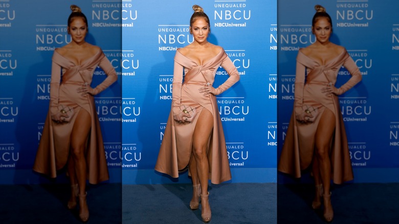 Jennifer Lopez posando con un vestido rubor de Elie Saab en 2017