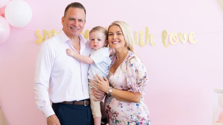 Karoline Leavitt y su marido mayor posando para una foto con su hijo pequeño entre ellos