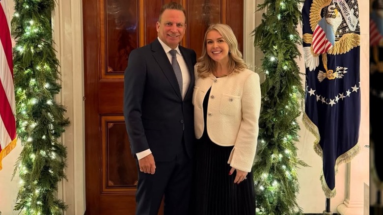 Karoline Leavitt y su esposo, Nicholas Riccio, lucen mucho mayores en fotos de pareja