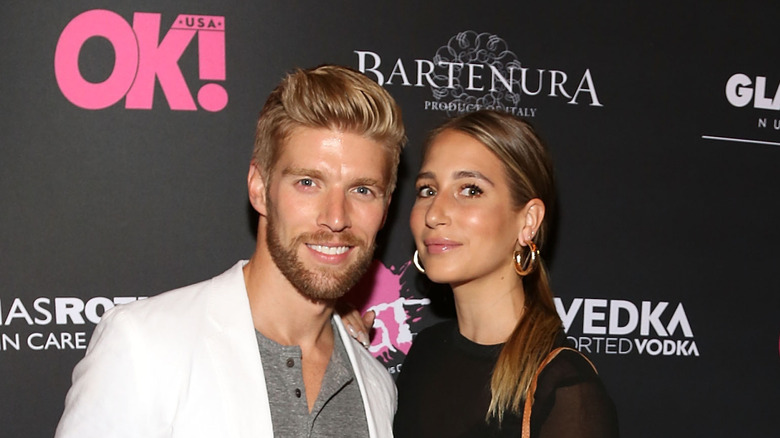 Kyle Cooke y Amanda Batula sonriendo