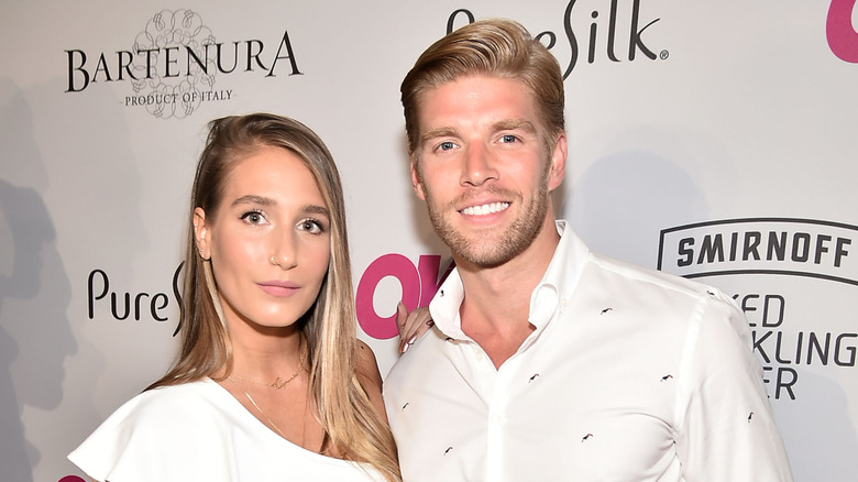 Amanda Batula y Kyle Cook con camisas blancas