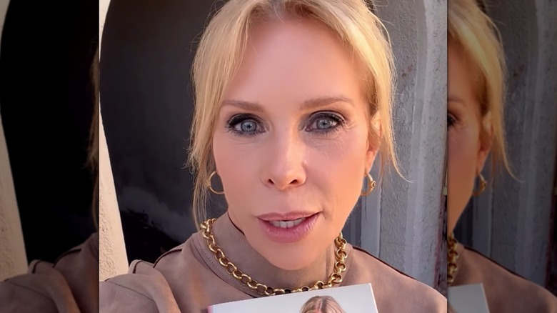 Cheryl Hines con un collar de cadena de oro