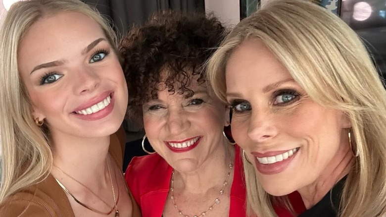 Cheryl Hines sonriendo