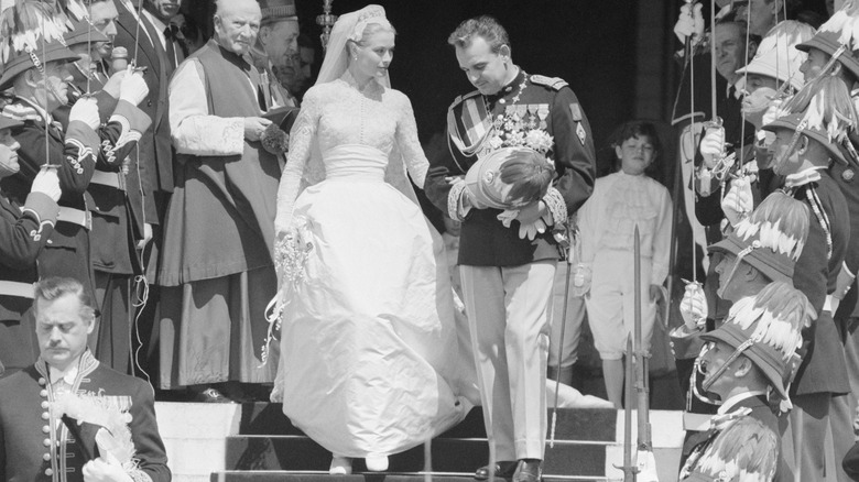 Grace Kelly y el Príncipe Rainiero III de Mónaco el día de su boda en 1956