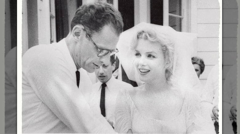 Marilyn Monroe y Arthur Miller el día de su boda en 1956