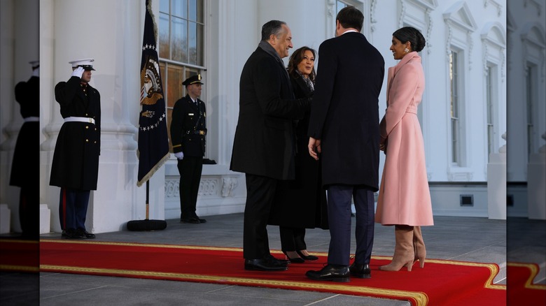 Usha Vance en la inauguración presidencial. Lleva un abrigo largo rosa, guantes color canela y botas anchas color canela.