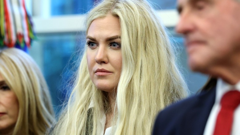 Erika Kirk en la Casa Blanca. Sus extensiones rubias son extremadamente espesas y largas, y su maquillaje está demasiado hecho: tiene cejas de color marrón oscuro dibujadas y una base espesa.