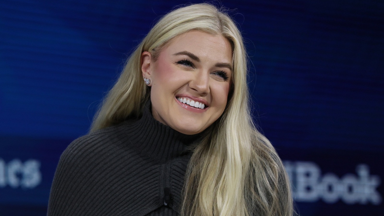 El moño rizado de Erika Kirk casi nos hizo perder sus extensiones de cabello de una milla de largo