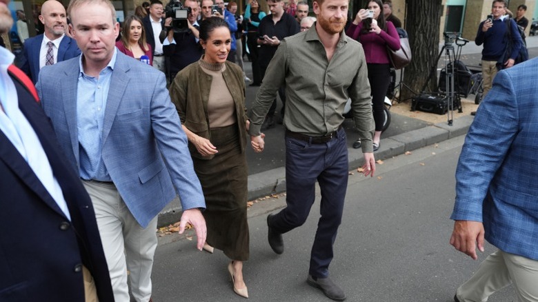 Multitudes se reúnen alrededor de Meghan Markle y el príncipe Harry en Melbourne