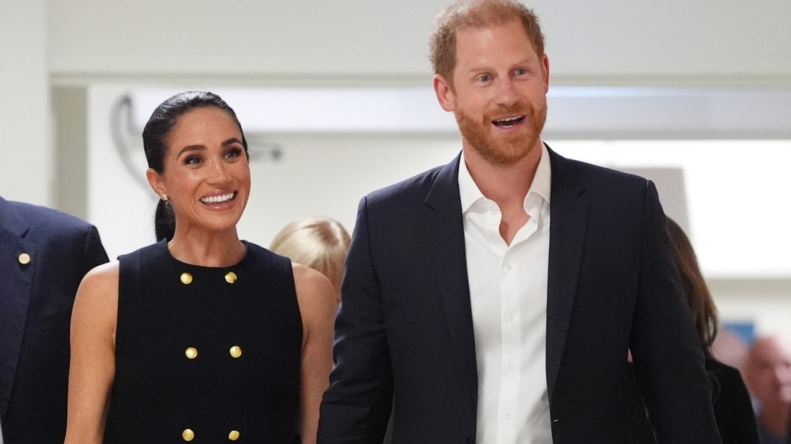 Los atuendos de Meghan Markle en el viaje a Australia se sienten realmente fuera de contacto (y anticuados)