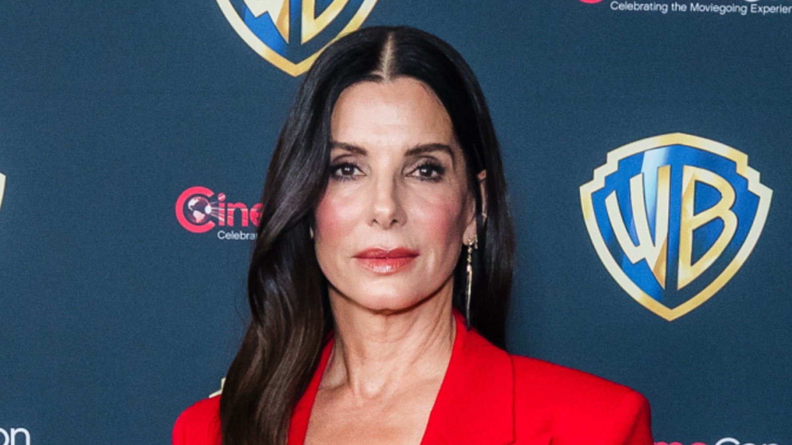 Sandra Bullock reaparece para CinemaCon 2026 y enseña a Erika Kirk en el juego del pelo largo