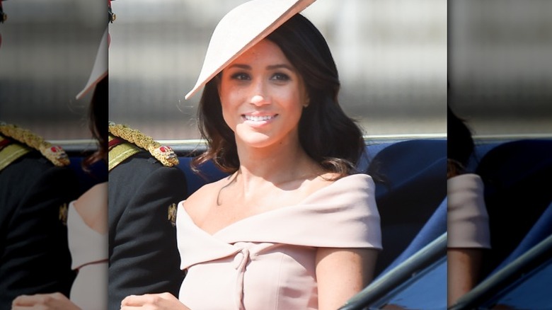 Meghan, la duquesa de Sussex, sonríe a la multitud en el Trooping the Color 2018