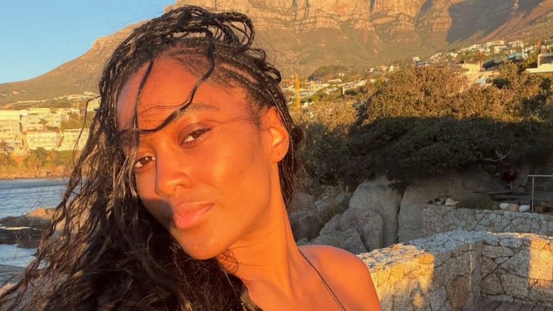 Ciara Miller posa frente al mar con trenzas y look sin maquillaje
