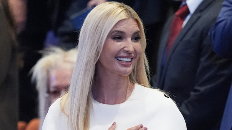 Ivanka Trump con el pelo rubio suelto y un vestido blanco