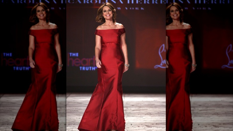 Savannah Guthrie camina por la pasarela de un desfile de modas con un vestido rojo