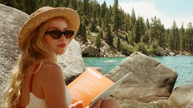 Elle Chapman posa para una fotografía junto a un lago.