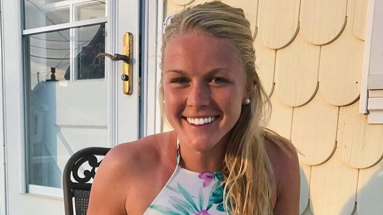 Karoline Leavitt sonríe en una foto con un homenaje a su perro