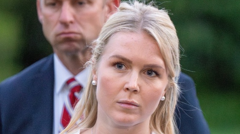 Karoline Leavitt escucha mientras Donald Trump habla con la prensa
