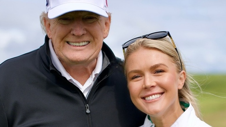 Donald Trump y Karoline Leavitt posan en un campo de golf en Escocia