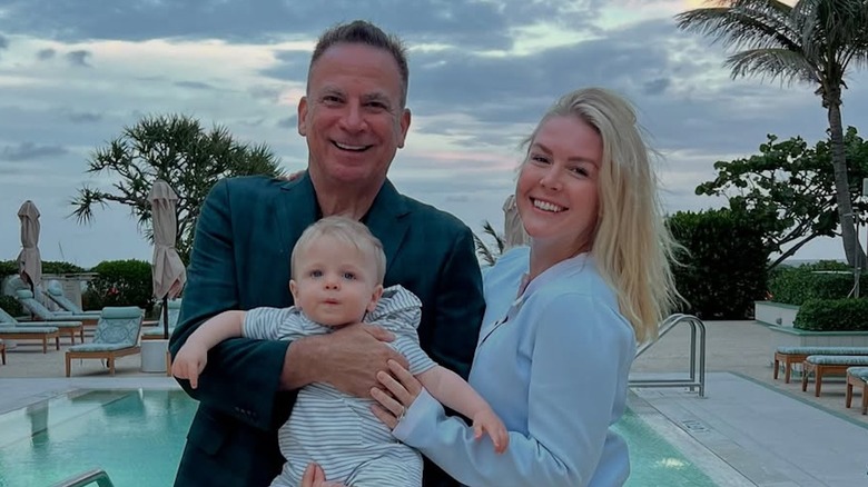 Karoline Leavitt posa con su marido y su hijo