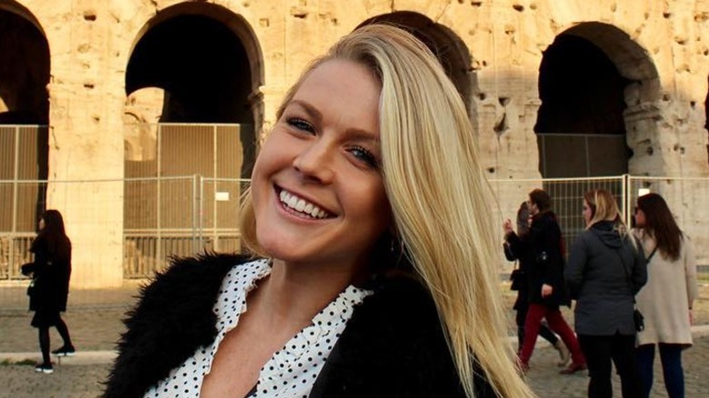 Karoline Leavitt posa frente al Coliseo